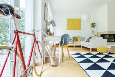 Kırmızı bisiklet yan görünüm