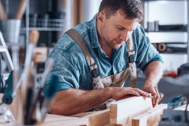 bir ahşap tahta zımpara marangoz