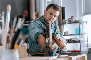 Usta holding ahşap tahta