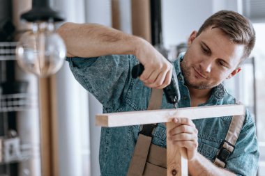 Memnun marangoz vida sıkma