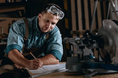 Yetenekli woodworker çizim yeni proje