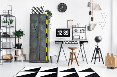 Resepsiyon tarafından ahşap tabure