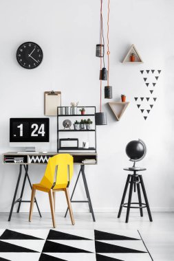 Küre üzerinde siyah dışkı