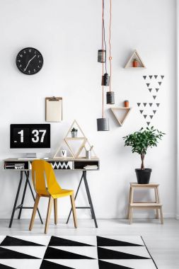 Üçgen şeklinde raflar