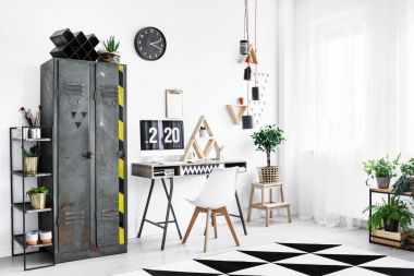 Soyunma üzerinde şarap rafı