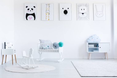 Halı üzerinde beyaz sallanan at