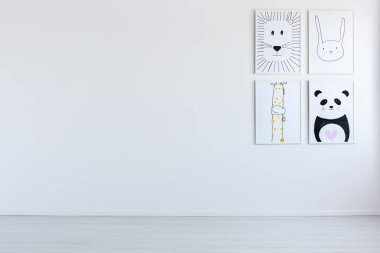 Beyaz çizimler ile açık iç