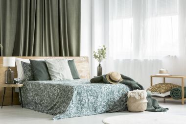 Yatakta çiçek desenli bedsheets