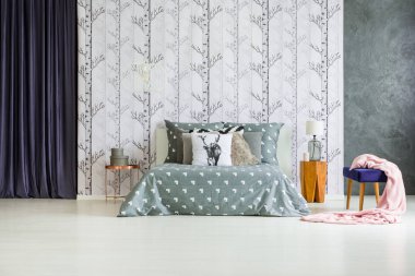 Pembe örgü battaniye bankta