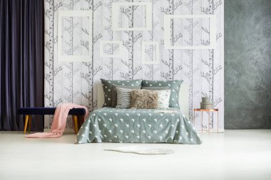 Bakır tablo ile parlak yatak odası