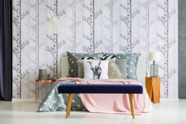 Mavi tezgah ve gri yatak