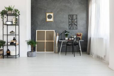 Gri duvar basit çalışma alanı