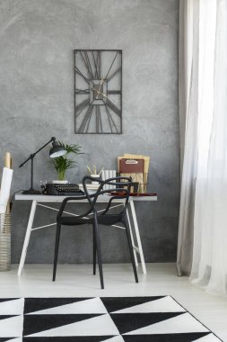 Tasarımcı saat karanlık çalışma alanında