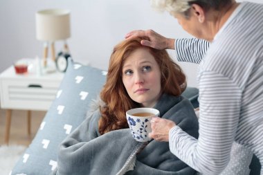 Anne grip ile destekleyici kızı