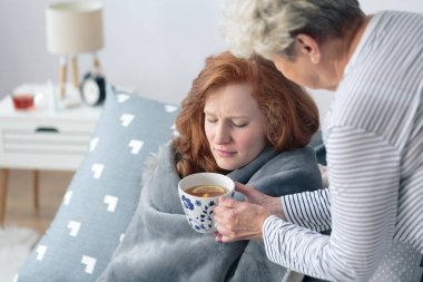 Hasta kızı çay veren anne