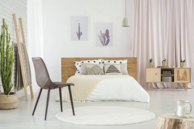 Yuvarlak Halı zemin üzerinde