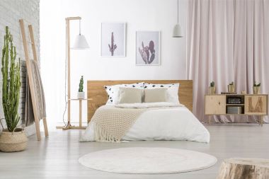 Duvarda iki posterler