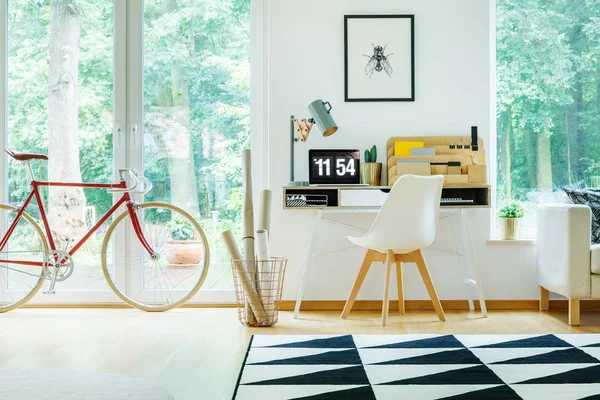 Espacio de trabajo abierto con silla blanca — Foto de Stock