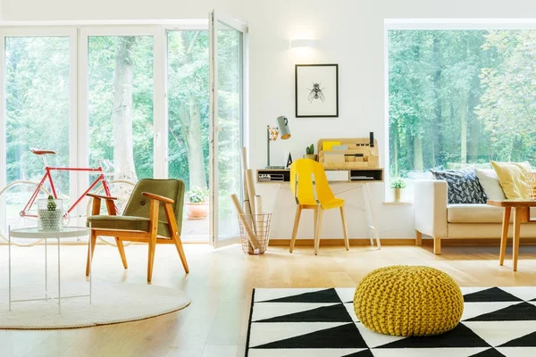 Espace ouvert intérieur avec pouf — Photo