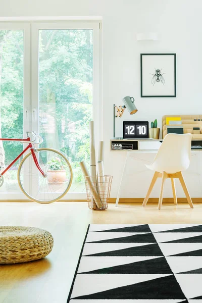 Área de trabajo con bicicleta roja — Foto de Stock