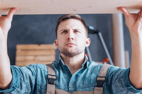 Handyman instalando móveis de auto-montagem — Fotografia de Stock