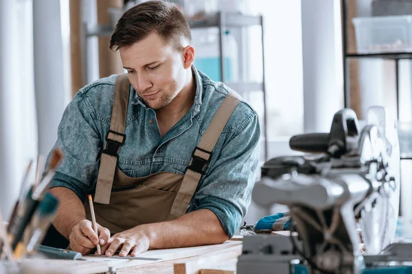 Lavori di progettazione di falegnami in officina — Foto Stock