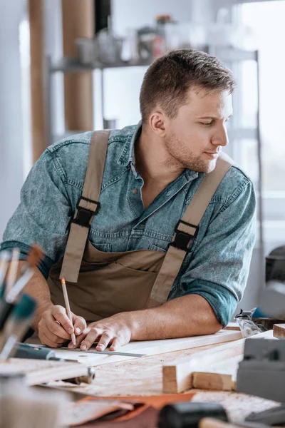 Junge Bauingenieurin zeichnet — Stockfoto