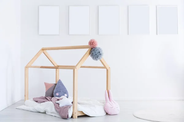 Kid's slaapkamer met pompons — Stockfoto