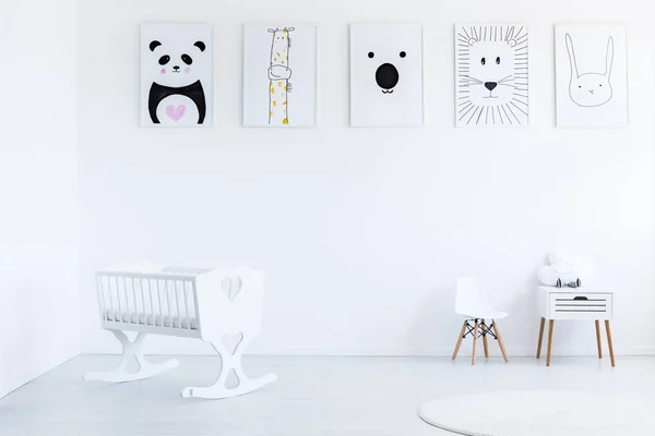 Tekeningen in witte baby's slaapkamer — Stockfoto