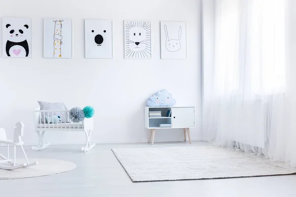 Детская спальня с белой мебелью — стоковое фото