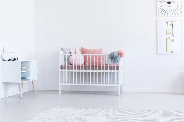 Интерьер белого ребенка с кроватью — стоковое фото