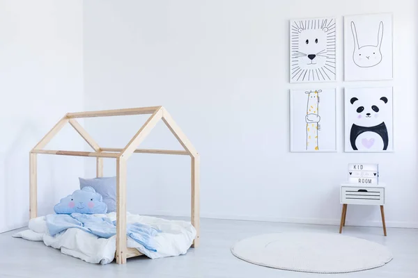 DIY кровать в комнате мальчика — стоковое фото