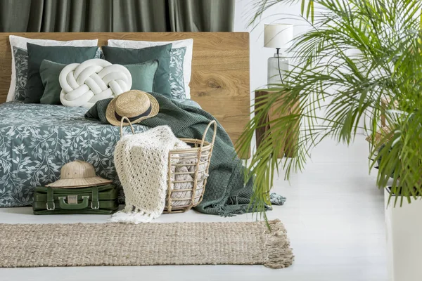 Şapka ve Bagaj yatak odasında