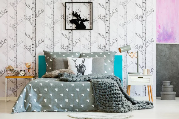 Helles Schlafzimmer mit Waldmotiv — Stockfoto