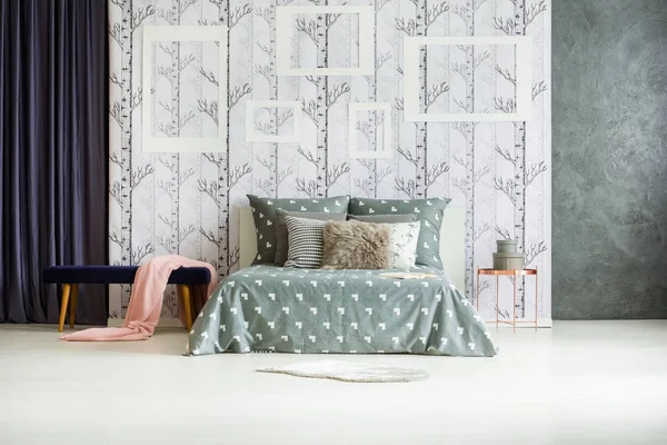 Bakır tablo ile parlak yatak odası