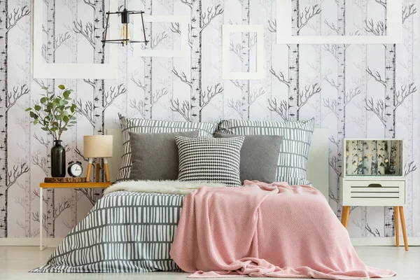 Weiblicher Wald inspiriert Schlafzimmer — Stockfoto