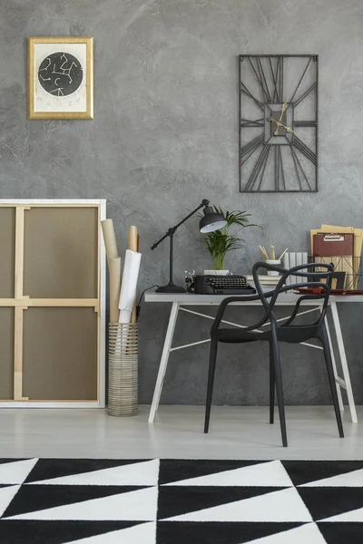 Karanlık çalışma alanında geometrik halı