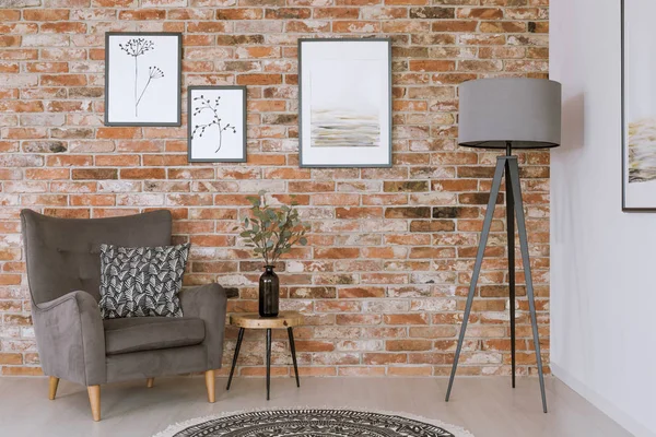Muebles grises contra pared de ladrillo —  Fotos de Stock