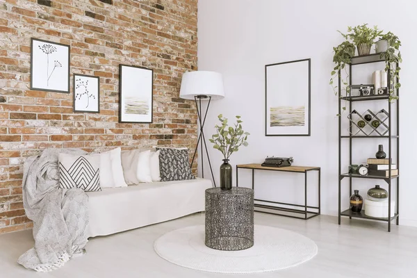 Ruang tamu dengan dinding bata — Stok Foto