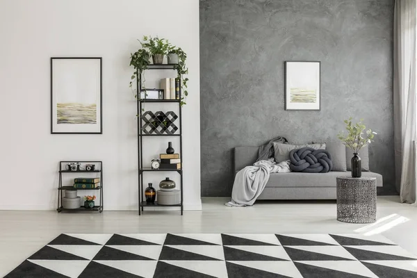 Karpet geometris dan sofa abu-abu — Stok Foto