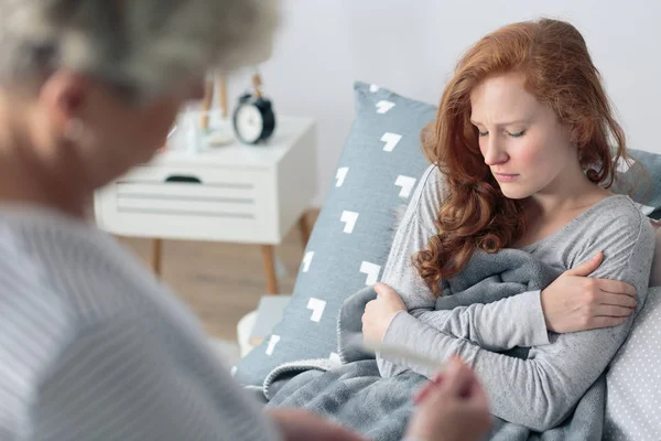 Sjuk kvinna med frossa — Stockfoto