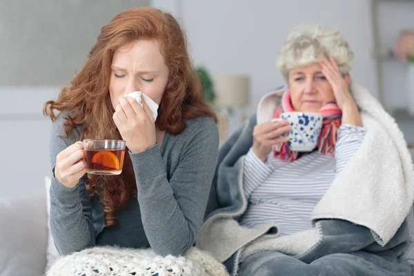 Grandmother and granddaughter with flu — Stock Photo, Image
