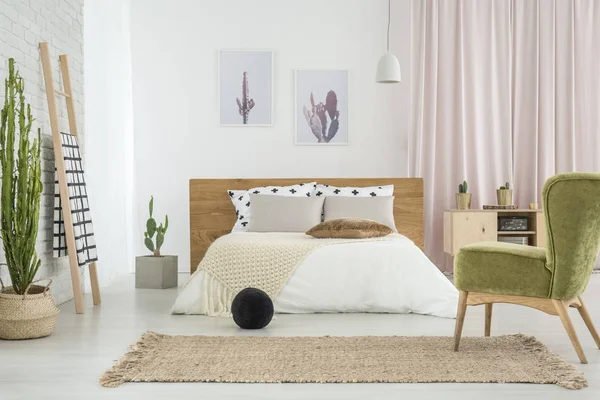 Зеленый ретро-стул в спальне — стоковое фото