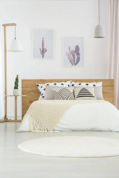Белый простой интерьер спальни — стоковое фото