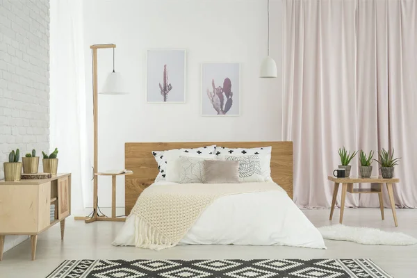 Schlafzimmer mit Kakteenmotiv — Stockfoto