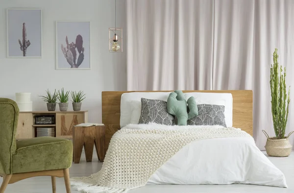 King-size bed in vintage bedroom — Stock Photo, Image