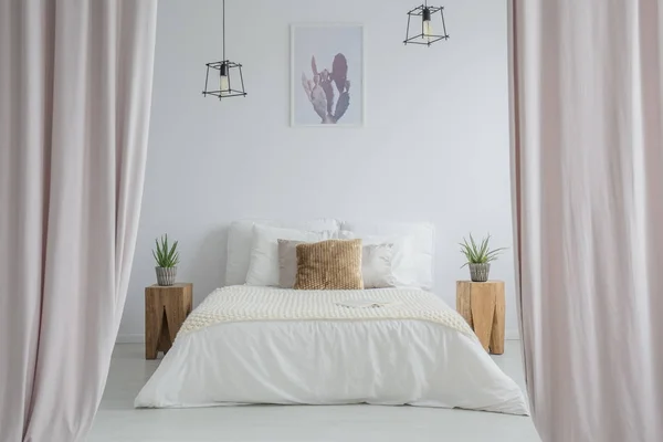 Zwei Lampenschirme im Schlafzimmer — Stockfoto