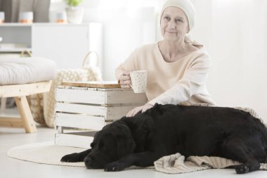 Yaşlı kadın ile tümör