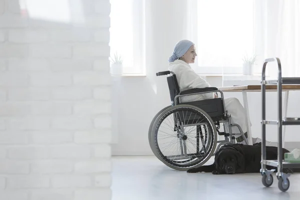 Patient handicapé atteint de cancer à l'hôpital — Photo