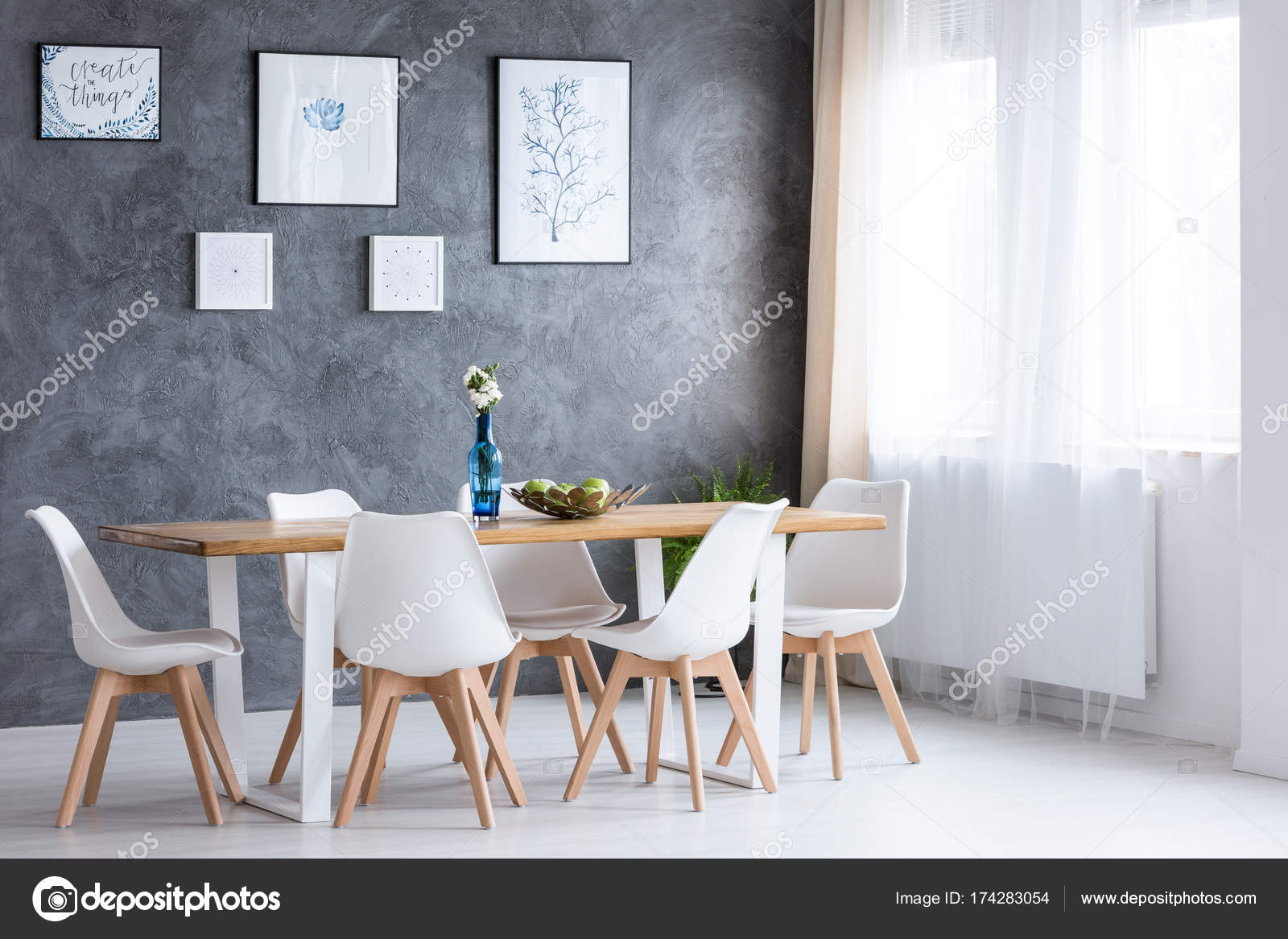Luminoso comedor con pinturas — Foto de stock © photographee.eu ... Luminoso comedor con pinturas — Foto de stock © photographee.eu ...